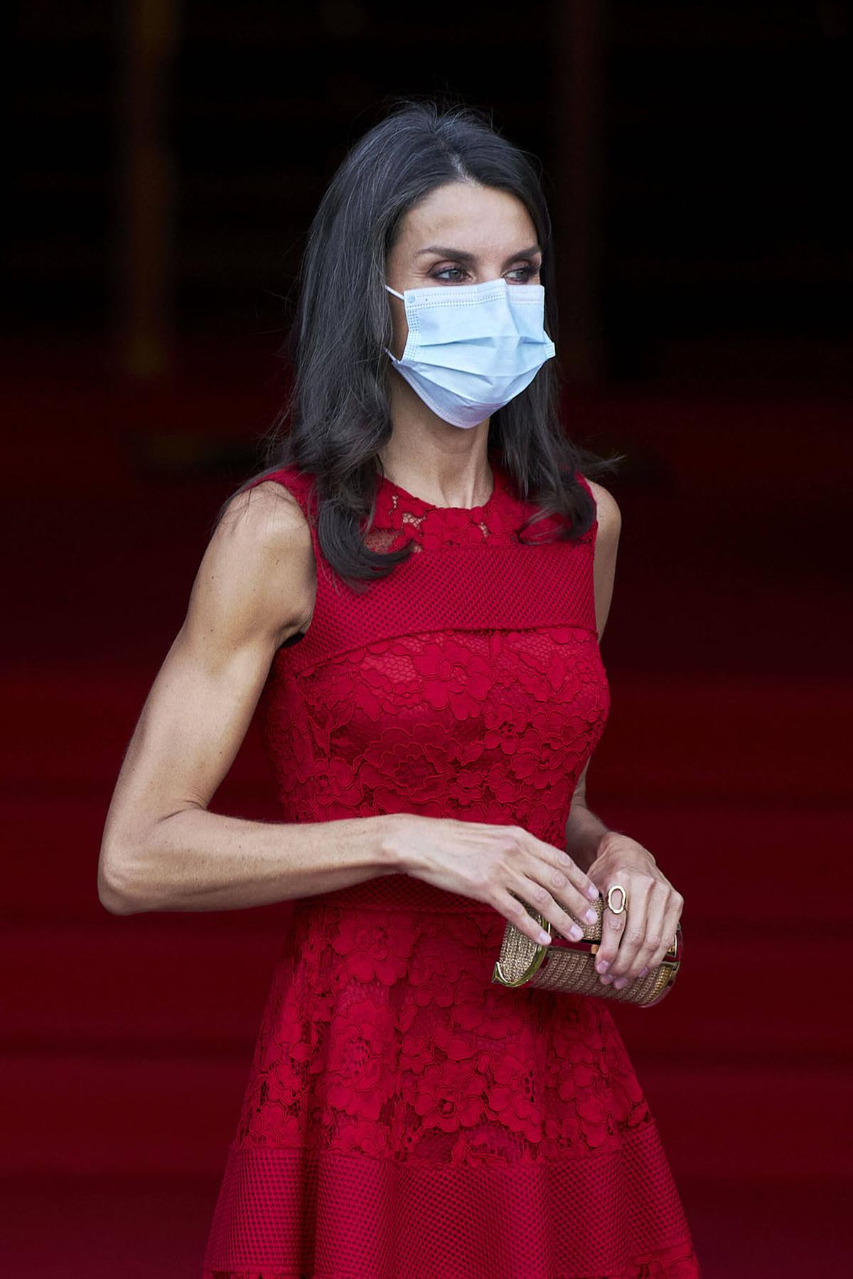 Auch Königin Letizia von Spanien sagt ihren grauen Haaren nicht immer den Kampf an.