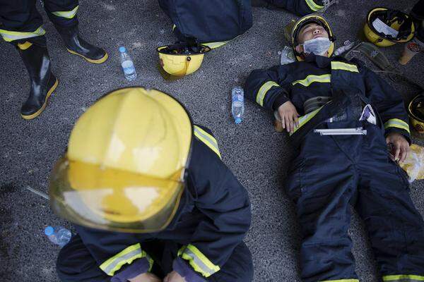 Offenbar zensiert wurde auch der Bericht eines Feuerwehrmanns über die Einsatzbedingungen. Er hatte am Tag nach dem Unglück der relativ unabhängigen Zeitung "Nanfang Zhoumo" erzählt, dass die ersten Kollegen von den Explosionen völlig überrascht worden seien.