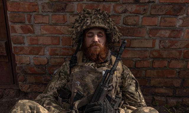 Ein ukrainischer Soldat wartet auf seine Entsendung an die Front in der Region Donezk. 