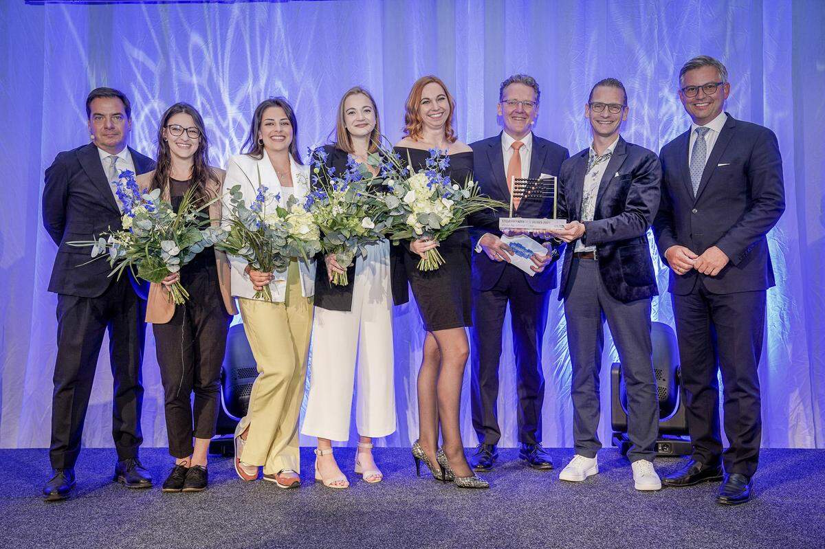 Die Steuerberatung ist in weiblicher Hand, die Mehrzahl der Berufsanfänger ist weiblich. Höchstleistungen werden oft von Damen vollbracht, wie auch das Siegerteam der Kanzlei Geisler & Hirschberger, als „Allrounder regional“ im Bundesland Tirol ausgezeichnet, belegt (im Bild mit Rainer Nowak, Chefredakteur, Herausgeber und Geschäftsführer der „Presse“, IFA Vorstand Michael Baert und Finanzminister Magnus Brunner).