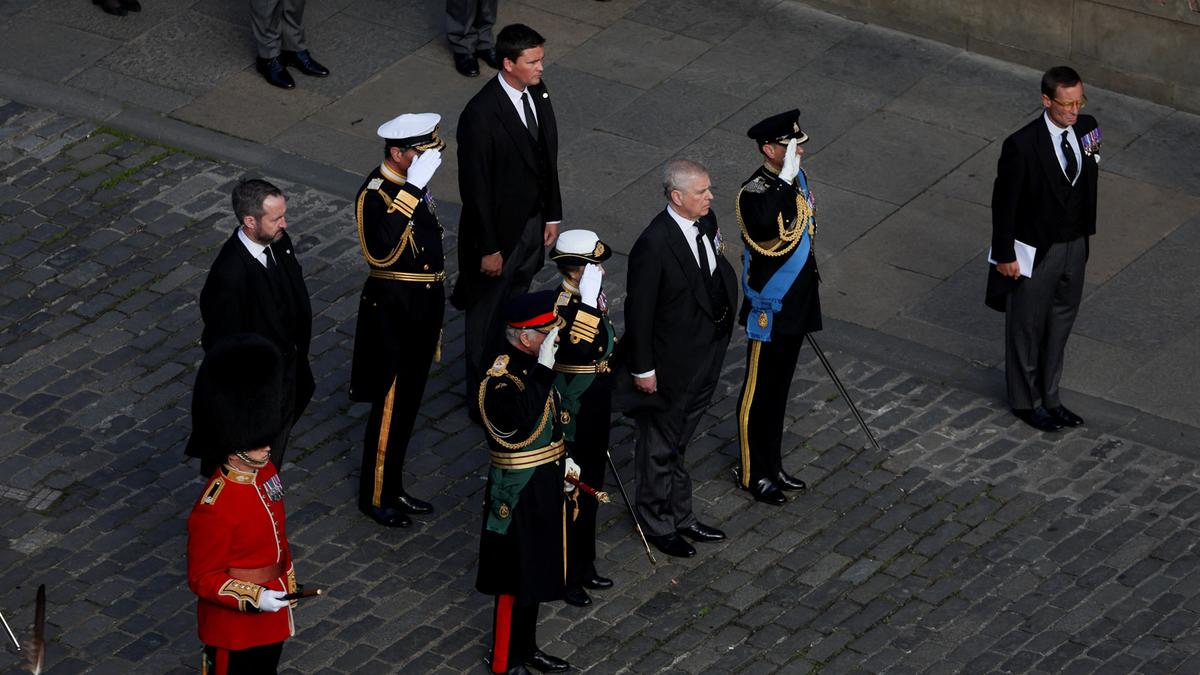 Prinz Edward, Prinzessin Anne und König Charles in Militäruniform, Prinz Andrew im Anzug.