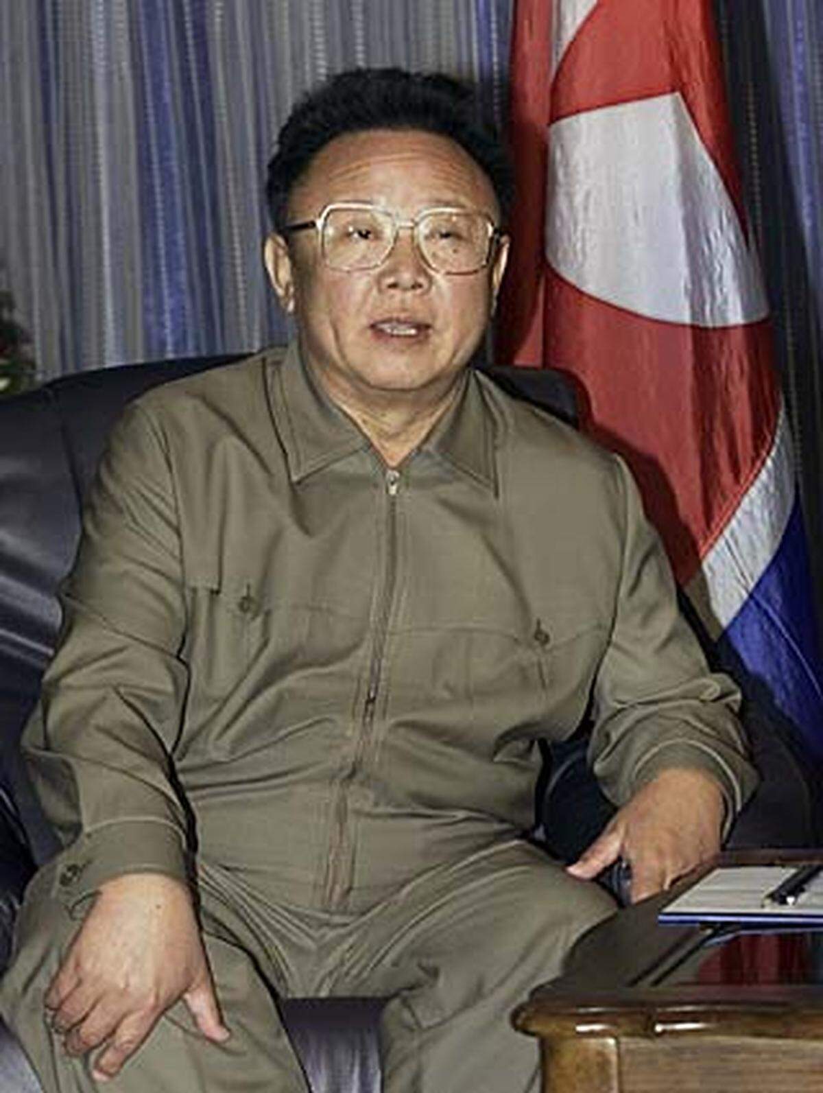 "Geliebter Führer" ist der offizielle Titel des nordkoreanischen Machthabers Kim Jong-il. Kim regiert sein kommunistisches Land mit harter Hand. 250.000 Menschen hat das Regime in Umerziehungslager gesperrt. Jegliche Abweichung von der quasi-religiösen Verehrung Kims wird bestraft.  Der Diktator ist vor allem im Ausland auch für seine Marotten bekannt. Der nur 1,60 Meter große Staatschef trägt Plateauschuhe und toupiert sein Haar, er hat extreme Flugangst und soll eine Videosammlung von 20.000 Filmen sein Eigen nennen.