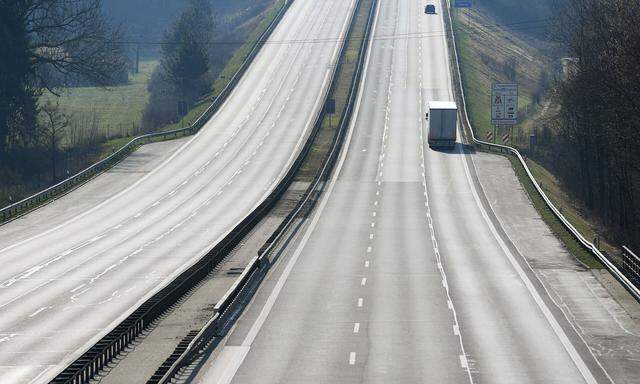 Leere Autobahn von München nach Salzburg.