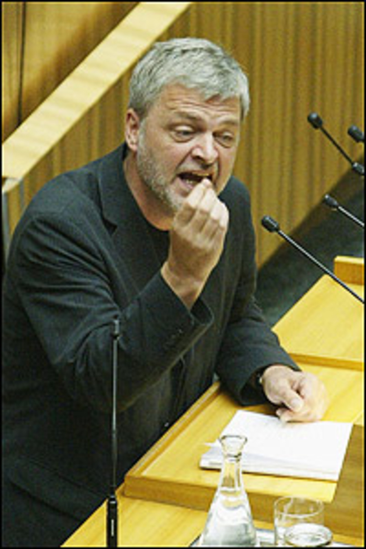 "Die glauben, sie können noch ein paar Monate als Regierungspartei weitermachen, aber regieren wollen sie nicht."Der Grüne Klubvize Karl Öllinger über die ÖVP