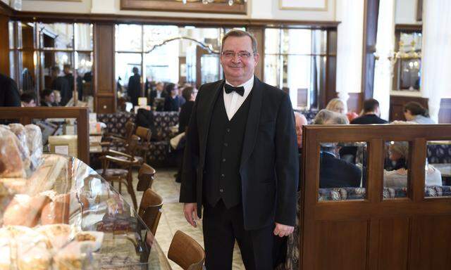 Einmal noch in Uniform: Oberkellner Herbert Seidlberger im Café Mozart am Albertinaplatz.