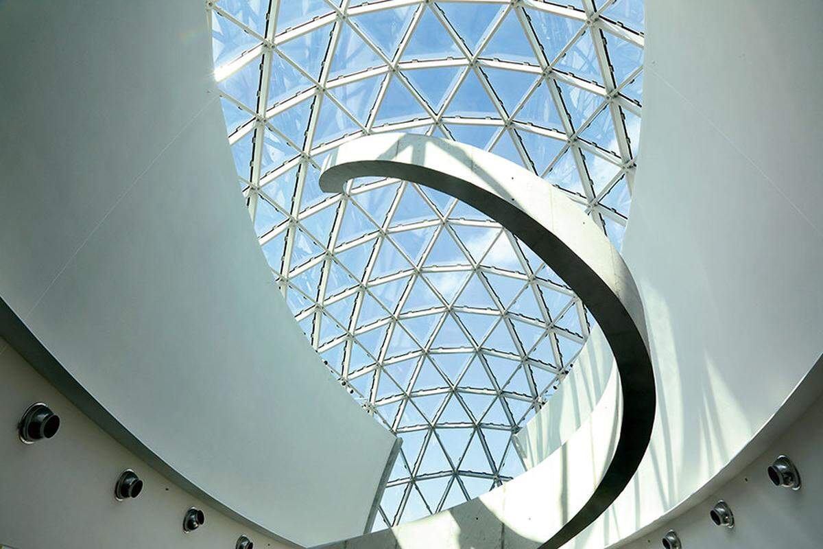 Besonders einprägsam ist unter anderem die kunstvolle Glaskuppel in Helix-Form, welche sowohl von außen als auch von innen beeindruckend ist. Das Museum entstand nach Plänen des Architekturbüros HOK.