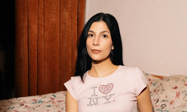 Miriam Davoudvandi ist Journalistin und Autorin des Buchs „Das können wir uns nicht leisten“. 