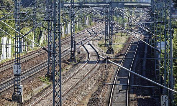 Nach einem mutmaßlichen Brandanschlag ist die Bahnstrecke zwischen Hamburg und Berlin wieder freigegeben. (Symbolbild)