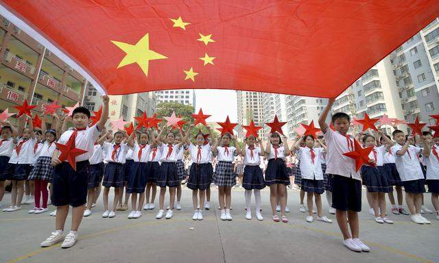 Schulkinder in China werden zum Beispiel mit Armbändern überwacht.