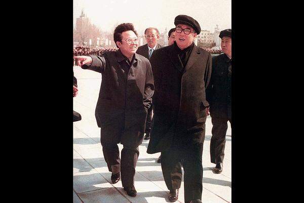 Der Personenkult um seinen Vater Kim Il-sung (im Bild aus dem Jahr 1981 rechts) hatte sich nach dessen Tod 1994 direkt auf Kim Jong-il übertragen.
