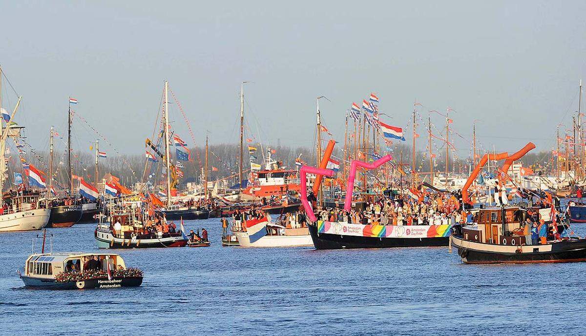Zahlreiche historische Segelschiffe begleiteten Willem-Alexander, Maxima und die drei Töchter bei ihrer Bootsfahrt.