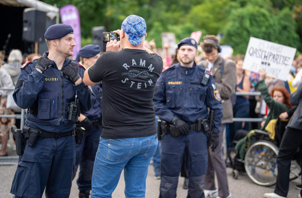 Protest vor dem Wiener Ernst-Happel-Stadion gegen Rammstein. Im Bild: Ein Rammstein-Fan und Polizisten vor der Kundgebung. 