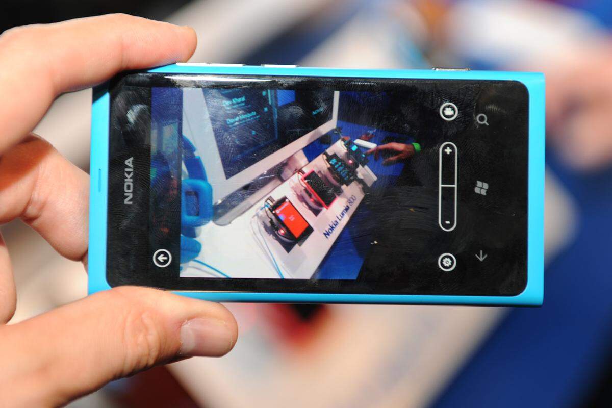 Bei der Präsentation des Geräts wollte Nokia "nicht mit Technik-Kauderwelsch langweilen". Ein paar Fakten dennoch zur Kamera des Lumia 800: Sie bietet im Format 4:3 eine Auflösung von 8 Megapixel. Nutzt man das Bildschirmfüllende 16:9-Format, sind es nur noch 7 Megapixel. Die Linse mit Carl-Zeiss-Gütesiegel bietet mit einer Offenblende von F2.2 eine gute Lichtstärke. Sonst gibt es aber keinerlei Anpassungen an Microsofts Kamerafunktion in Windows Phone.