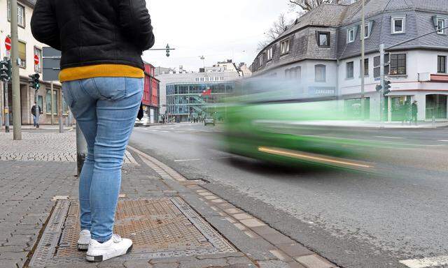 Wer eine breitere Straße überquert, solle in der Mitte noch einmal nach Autos schauen.