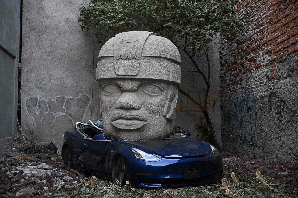14. März. Neun Tonnen Stein 
 auf einem Tesla: Ein Kunstwerk von Chavis Marmol in Mexiko City. 