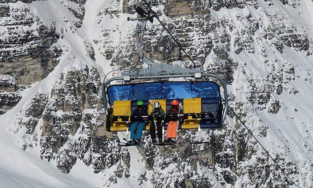 Am Lift dürften nur genesene oder geimpfte Skifahrer mitfahren, betont das Gesundheitsministerium.