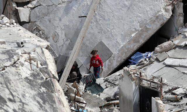  Ein Mädchen steht in den Trümmern eines Hauses im nordsyrischen Nairab.