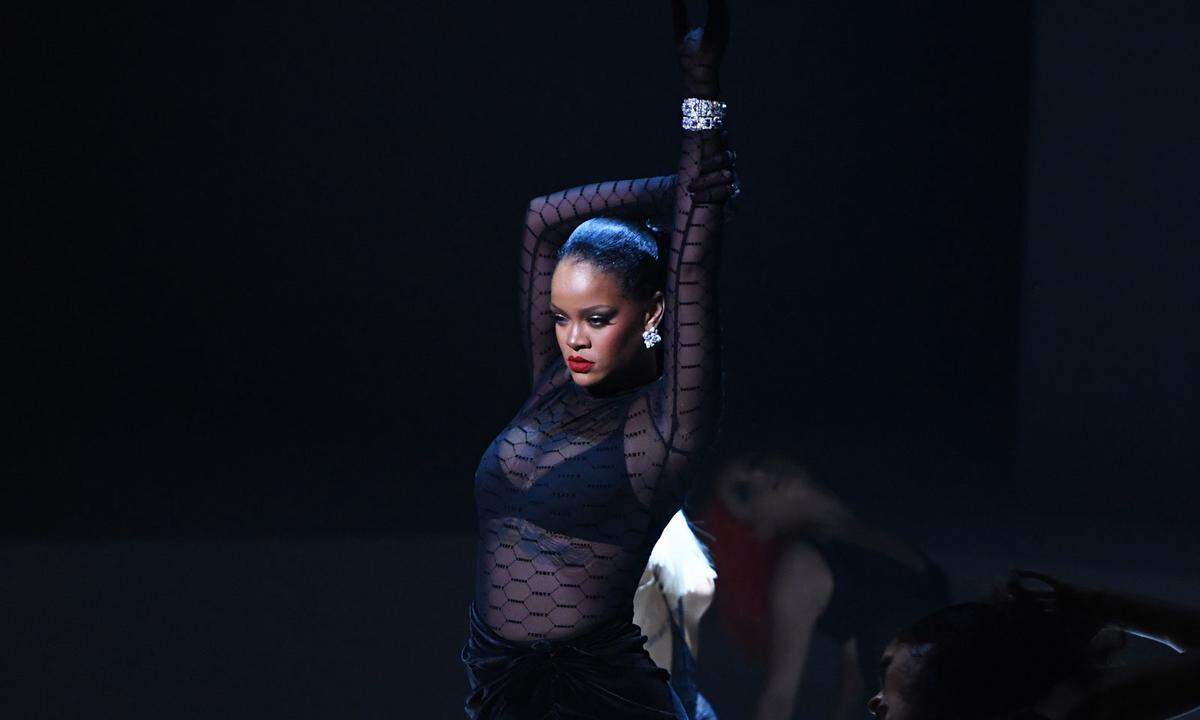 Rihanna weiß, wie man die Aufmerksamkeit der Fashion Week auf sich zieht. Der Mode-Popstar lud am Dienstag zu seiner zweiten Lingerie-Präsentation von Savage x Fenty. (Rihanna heißt eigentlich Robyn Rihanna Fenty).