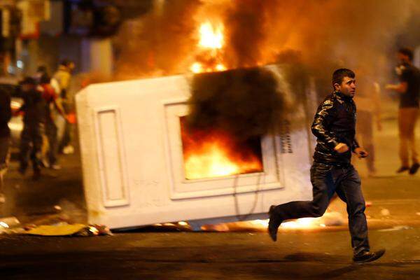 In Istanbul und mehreren anderen türkischen Städten In Istanbul gehen seit Tagen viele tausend Menschen gegen die Regierung auf die Straße. Die Sicherheitskräfte setzten immer wieder Wasserwerfer und Tränengas ein, teilweise entwickelten sich Straßenschlachten.