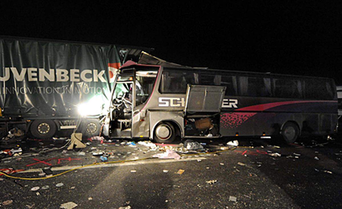 Bei einem verheerenden Autobusunfall sind in der Nacht auf Montag auf der A21, der Wiener Außenringautobahn, sechs Menschen ums Leben gekommen, 16 Personen wurden schwer verletzt.
