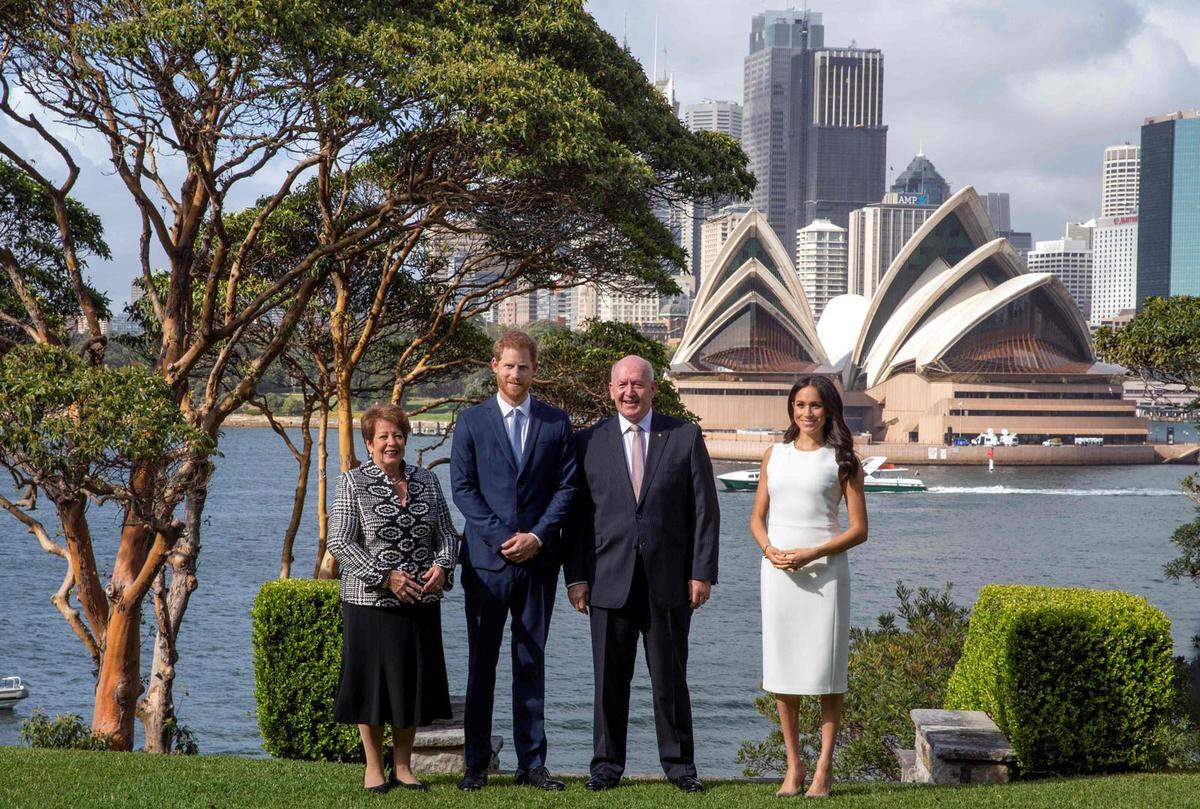 Dieses Foto muss sein: Das royale Paar mit Generalgouverneur Peter Cosgrove und Ehefrau Lynne vor der Kulisse des Sydney Opera House.    