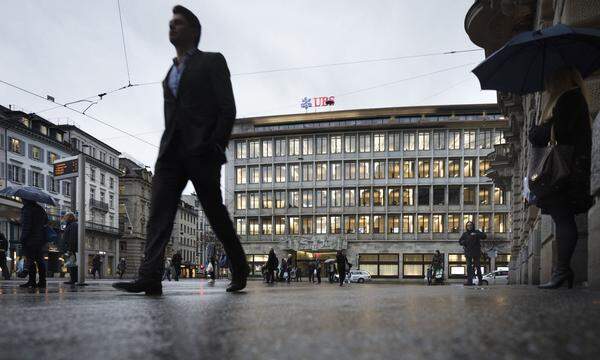 UBS-CEO Sergio Ermotti sagte, dass möglicherweise bis zu 1500 der rund 5000 Investmentbanking-Mitarbeiter, die derzeit in Großbritannien angesiedelt sind, umziehen werden. Einige der Kollegen der Schweizer Bank könnten künftig von Madrid aus arbeiten.