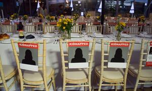 Sabbat-Tafel mit leeren Sesseln und  den Namen der Verschleppten in London.