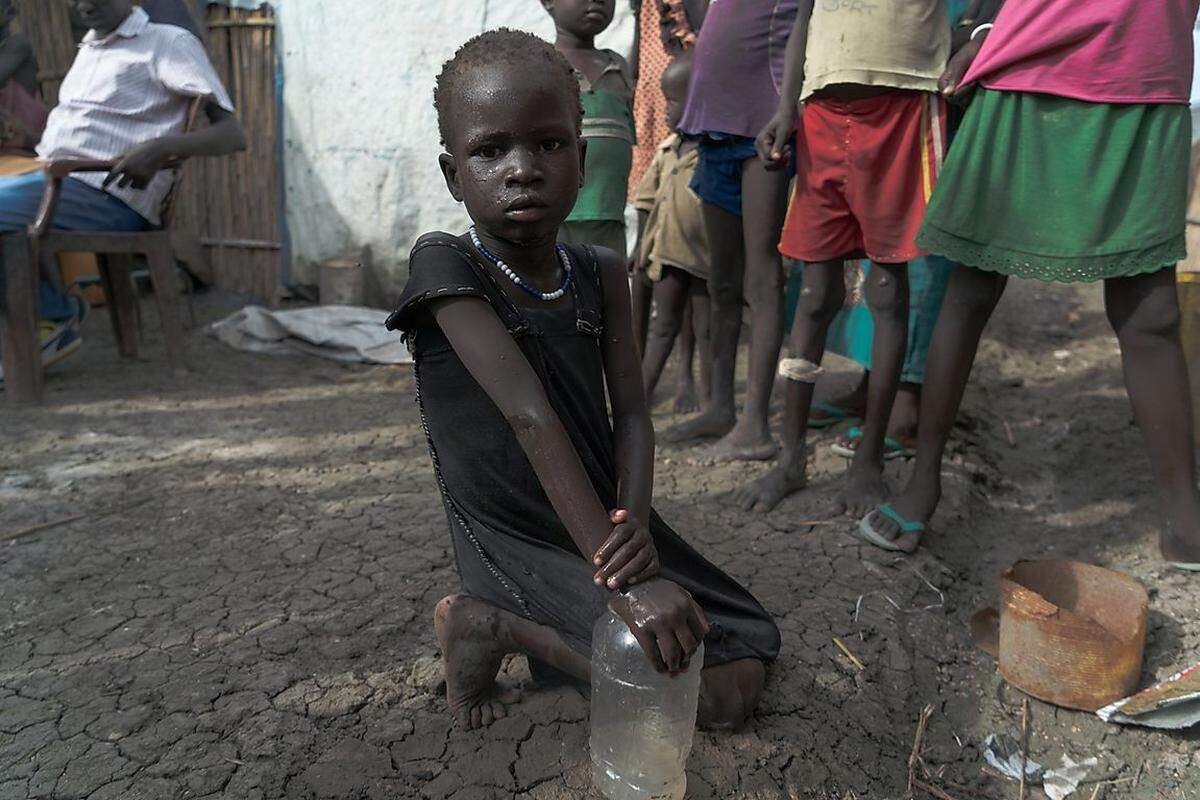 Denn die Bevölkerung im Südsudan hat nicht nur unter dem Hunger zu leiden. Sie hat auch mit psychischen Nachwirkungen des Konflikts zu kämpfen - Vergewaltigungen, Massenmorden, Folter, Entführungen und Kannibalismus hinterlassen schwere Traumata. Chianyal lebt seit November 2015 auf einem UN-Stützpunkt. Vier Tage musste sie mit ihrer Familie zu Fuß gehen, um hierher zu gelangen, nachdem ihr Zuhause niedergebrannt war.