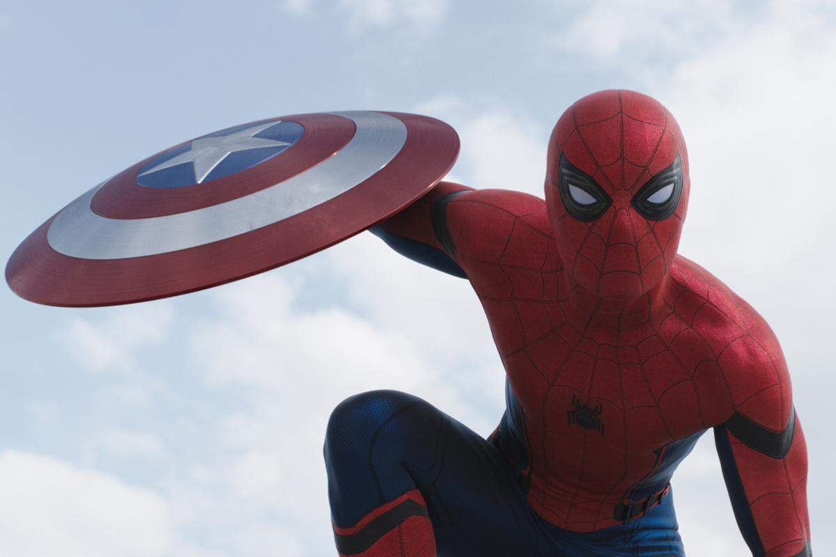 Die Männer - vor allem Komiker Paul Rudd als  Ant-Man - und Frauen in Kostümen und Rüstungen schieben sich die Wuchteln zu, dass es nur so eine Freude ist. Kinobesucher dürfen sich auf den amüsantesten Gruppenkampf seit "Anchorman" freuen. Nicht unerwähnt soll der Auftritt des neuen Spider-Man bleiben, der leider im Trailer (ein kleines Ärgernis ist das schon) gespoilert wurde. Erstmals ist der Spinnenmann in einem Marvel-Ensemblefilm zu sehen und erstmals wird die Figur vom erst 19-jährigen Tom Holland verkörpert. Spiderman ist kein Hipster mehr, sondern ein schüchterner Intellektueller, der plötzlich auf Augenhöhe mit seinen Idolen kämpft: "Oh Captain, big fan!" Ein neuer Spider-Man-Film ist längst in Planung, "Homecoming" soll 2017 ins Kino kommen.