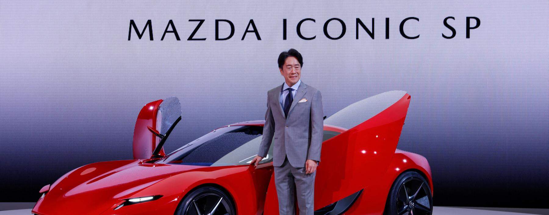 „Liebe zum Auto“: Mazda-CEO Masahiro Moro zeigt mit dem Iconic SP die Studie eines E-Autos, dem ein Wankelmotor die Reichweite verlängert. Im Notfall versorgt er auch den Haushalt mit Strom. 