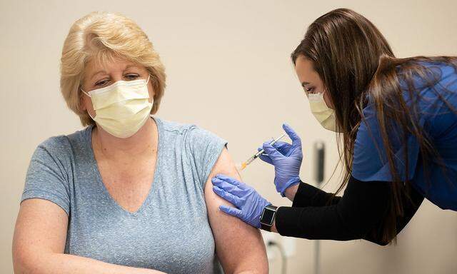Staff vaccine training session at UW Health in Madison