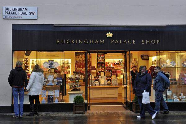 Offizielle Souvenirs zur royalen Hochzeit bekommt man im "Buckingham Palace Shop" in London, der freilich erst seit der Bekanntgabe der frohen Botschaft allerlei "Will & Kate"-Schnickschnack anbietet.  Und das Geschäft floriert. Vor allem der Fingerhut mit dem Motiv des Prinzen und seiner Angetrauten sei besonders beliebt, sagt ein Verkäufer.