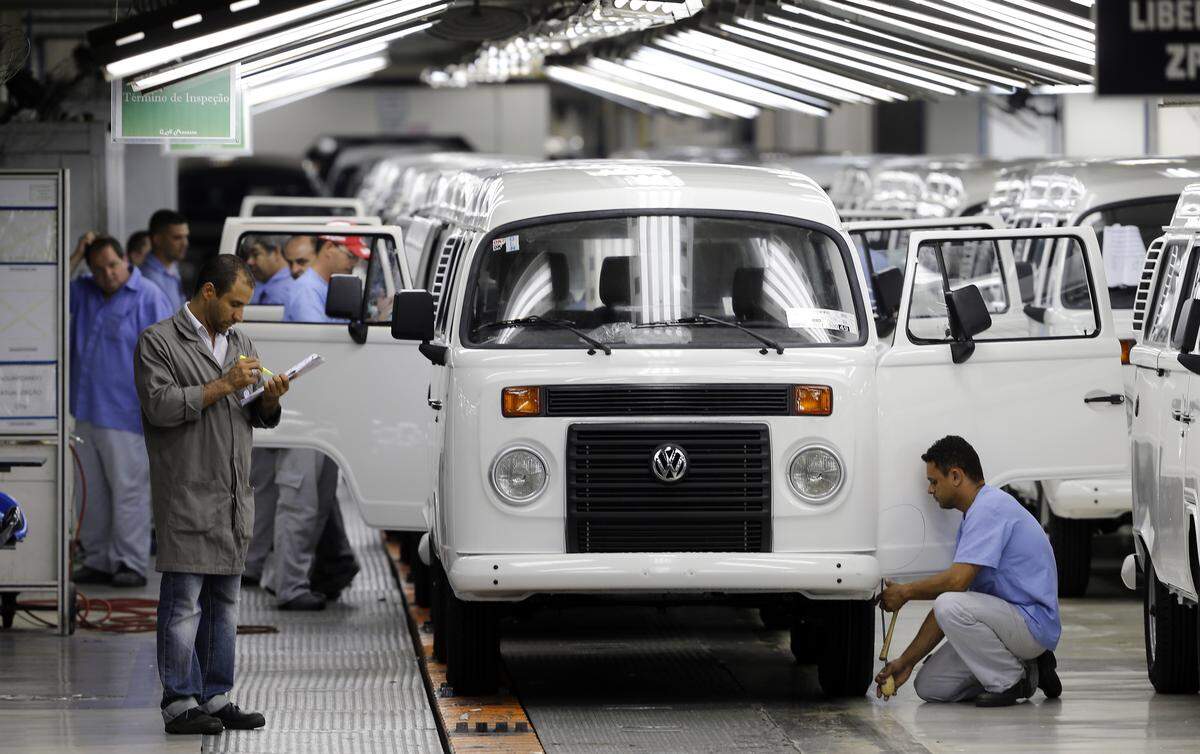 Nach 63 Jahren ist alles vorbei. Die letzte Auflage des VW-Modells "T2" wird eingestellt. Der letzte Transporter des Typs, der seit 56 Jahren in Brasilien produziert wird, läuft in San Bernardo do Campo vom Band. Ag./md