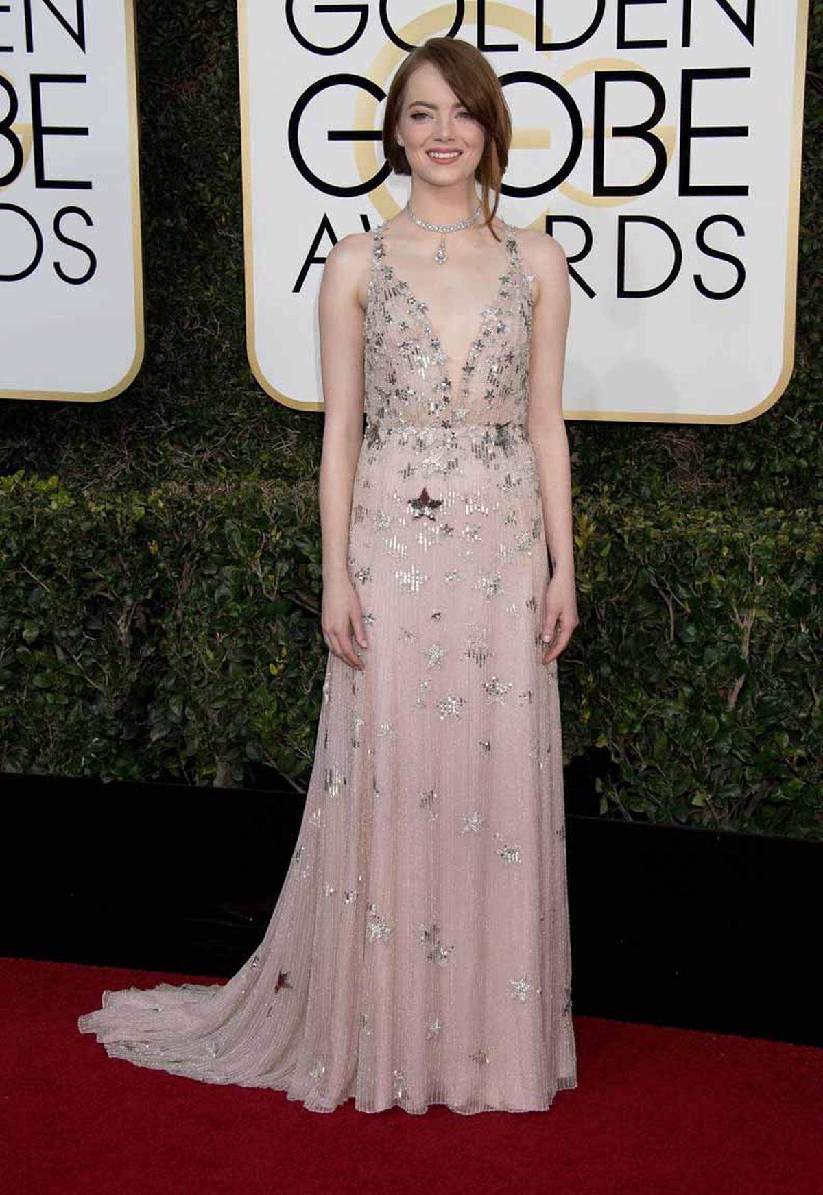 Für ihre Rolle in "La La Land" wurde Emma Stone bei den Golden Globes ausgezeichnet. Ihre Trophäe nahm sie in einem Kleid von Valentino entgegen.    