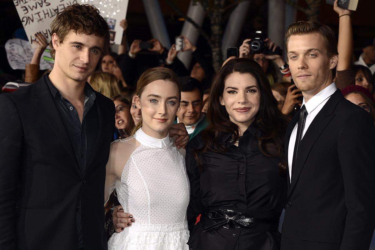 Und die die Hollywood-Newcomer Max Irons (links), Saoirse Ronan und Jake Abel, die mit Autorin Meyer (zweite von rechts) posierten.