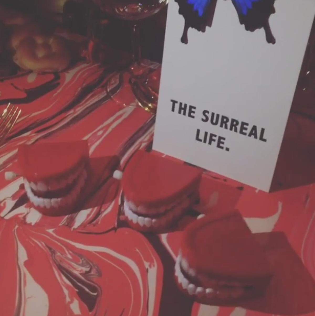 "The surreal life" war das Motto der glamourös-exzentrischen Party, einer Art Maskenball, bei der alles erlaubt war.