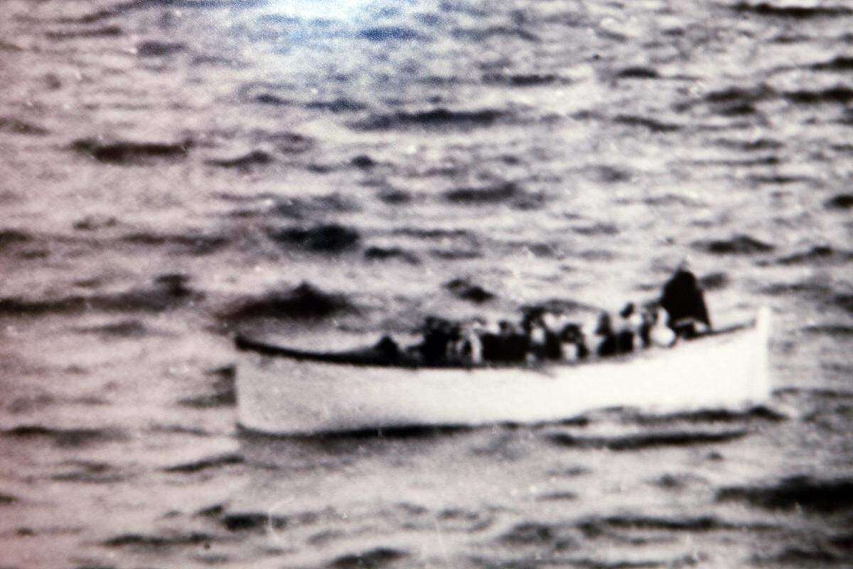 Rettungsboote. Auf der "Titanic" gibt es 20 - für 1200 Personen. Die Zahl der Boote richtet sich damals nicht nach der Zahl der Passagiere, sondern nach dem Schiffsgewicht. Die Reederei hätte noch mehr Boote einsparen dürfen. Bild: In diesem Rettungsboot wurde die US-Frauenrechts-Aktivistin Molly Brown gerettet, die als Überlebende des Untergangs berühmt wurde. Das Foto hängt heute im "Molly Brown House Museum" im US-Bundesstaat Colorado.