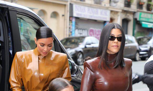 Kourtney und Kim Kardashian gehören zu jenen, die sich nicht an die Regeln zum Wassersparen halten. 