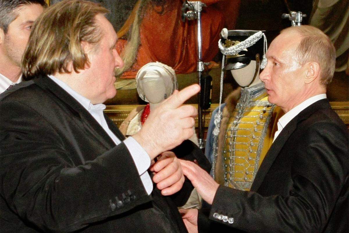 Der französische Schauspieler Gerard Depardieu (links) ist nun offiziell Russe. Der Wechsel der Staatsbürgerschaft begründet sich durch die hohen Steuern, die Depardieu in Frankreich zahlen müsste.Depardieu ist mit seiner Steuerflucht aber kein Einzelfall: Hier eine Auswahl prominenter Steuerflüchtlinge.