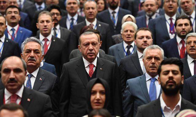 Der Staatspräsident der Türkei, Recep Tayyip Erdoğan, mit Mitgliedern seiner Partei (AKP).