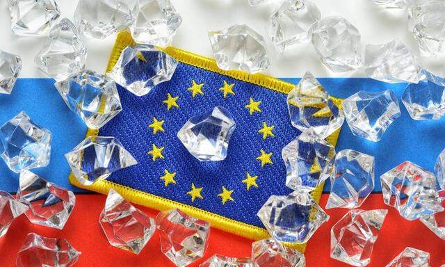 Fahnen von EU und Russland mit Eiswuerfeln Eiszeit zwischen Russland und EU
