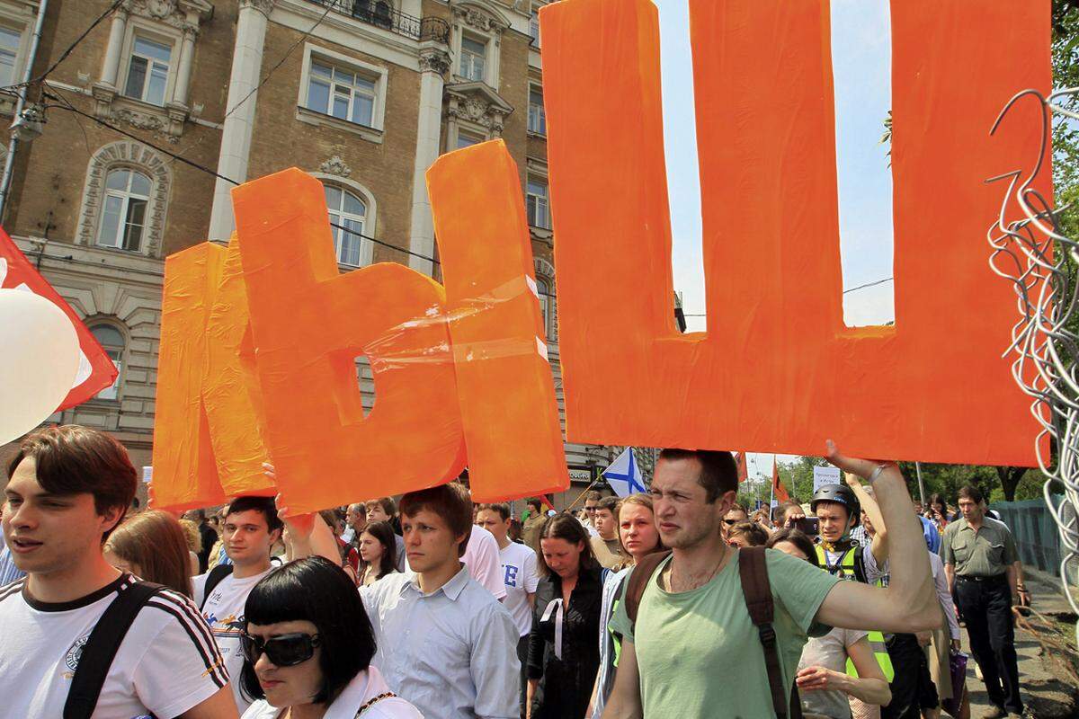 Die Demonstranten trugen Transparente und riefen Parolen wie "Putin, du Dieb", "Putin, hau ab" oder "Putin, geh ins Gefängnis".