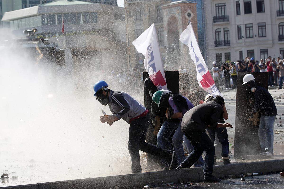 Die Polizei setzte Tränengas und Wasserwerfer gegen die Demonstranten ein.