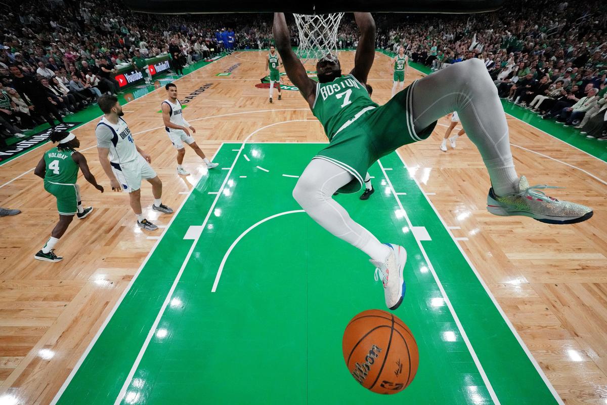 18. Juni. Jaylen Brown von den Jaylen Brown macht einen Dunk. 