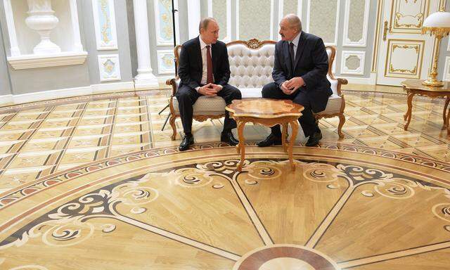 Der Kreml-Herr und sein Minsker Diener: Wladimir Putin und Alexander Lukaschenko bei einem Treffen in Minsk (Archivbild). Sie spielen mit Krieg und Frieden in Europa. 