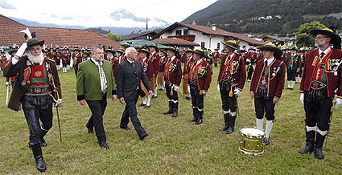 Bei der Stimmabgabe blieb auch Zeit für "Small-Talk" mit dem Bürgermeister und den anderen Beisitzern. "Wenig Leute?", fragte Van Staa, um vom Ortschef beruhigt zu werden: "Die kommen nach dem Kirchen-Gehen". "Aber da geh'n auch nicht mehr so viele hin", konterte der Landeshauptmann.