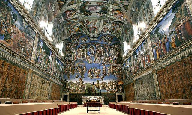 Besucher der vatikanischen Museendürfen seit Dienstag nicht mehr in die Sixtinsche Kapelle. Im Bild: die Kapelle vor dem Konklave von 2005.