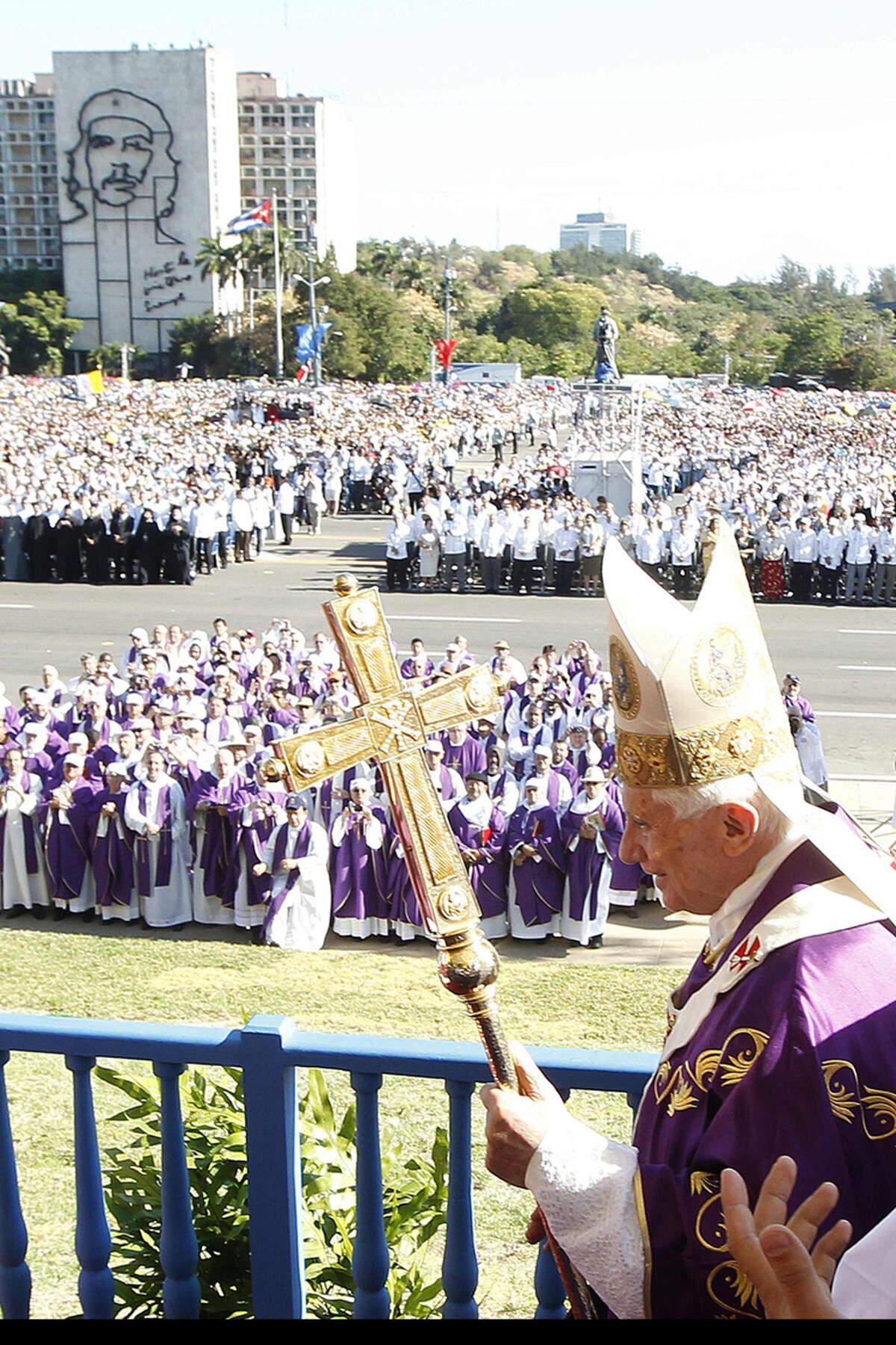Eine feierlichen Messe auf dem Platz der Revolution in Havanna stand am Mittwoch am Ende des Papst-Besuchs in Kuba. Benedikt XVI. hat bei der Messe volle Religionsfreiheit und die Anerkennung der katholischen Kirche in Kuba verlangt.