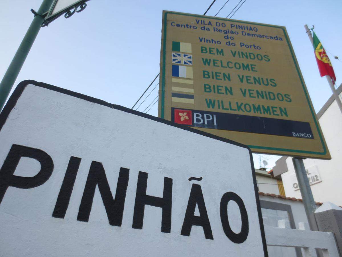 Wir befinden uns in Pinhão (646 Einwohner, aber deutlich größer wirkend), malerisch an einer Biegung des 927 Kilometer langen Flusses Douro (Vorsicht, Aussprache Doh-Ru!) gelegen, dessen letzte 207 Kilometer durch Portugal fließen.