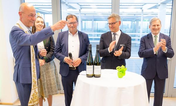 Stadt-Akt: Dompfarrer Toni Faber, Weinkönigin Iris-Maria Wolff, Gastgeber Wiens Landwirtschaftskammer-Präsident Norbert Walter, Minister Magnus Brunner, EU-Kommissar Johannes Hahn (v.l.).